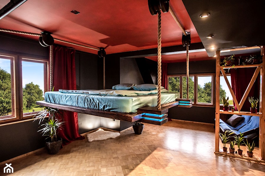 Imperial Couch - Duża czarna sypialnia na poddaszu, styl industrialny - zdjęcie od Wiktor Jażwiec