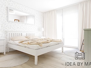 Klatka. - Średnia biała sypialnia, styl prowansalski - zdjęcie od Idea by Mag.