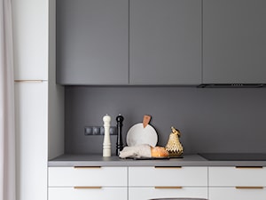 Realizacja projektu ,,Szara elegancja" - Mała otwarta szara z zabudowaną lodówką kuchnia jednorzędowa z oknem, styl minimalistyczny - zdjęcie od Idea by Mag.