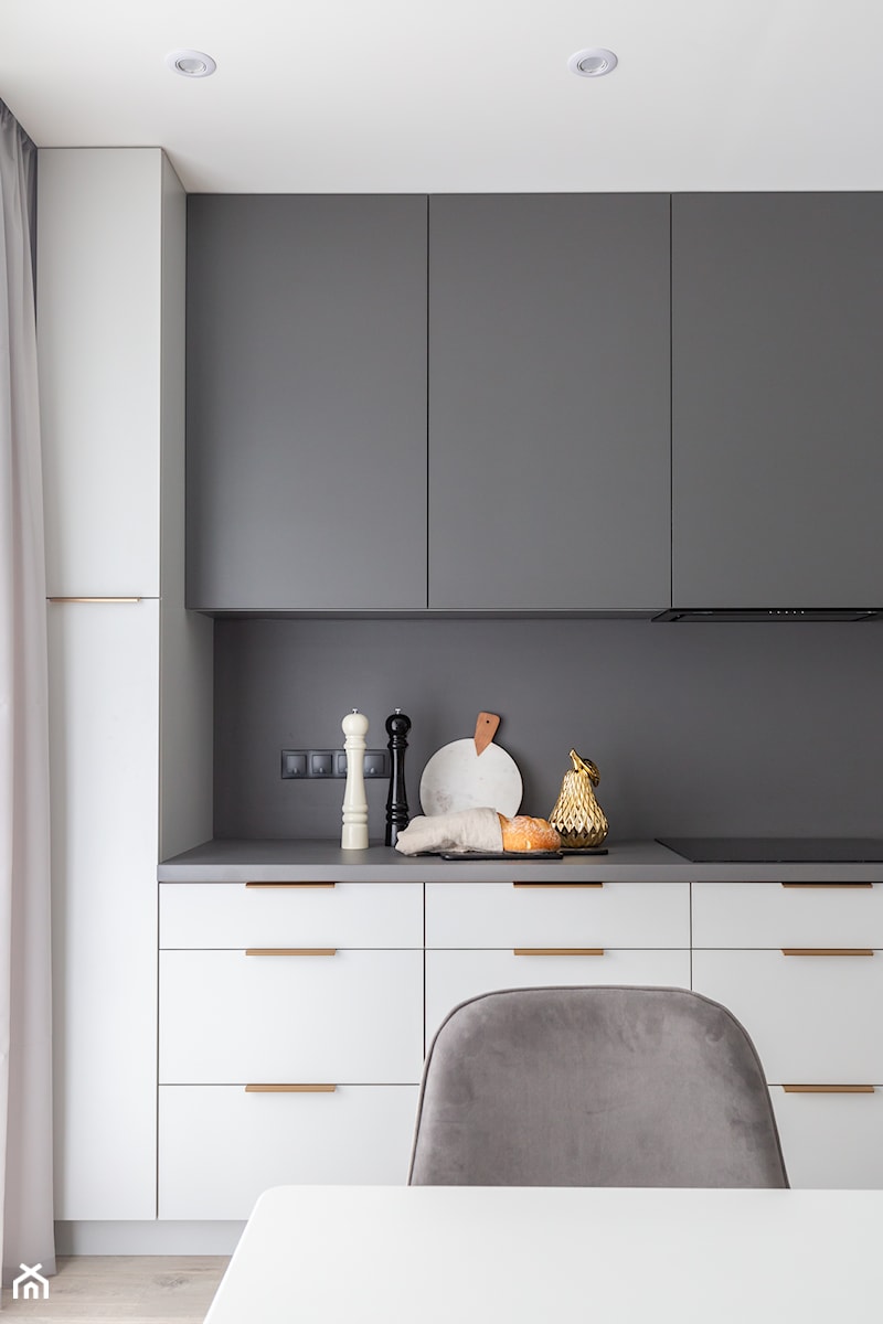 Realizacja projektu ,,Szara elegancja" - Mała otwarta szara z zabudowaną lodówką kuchnia jednorzędowa z oknem, styl minimalistyczny - zdjęcie od Idea by Mag.