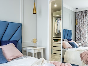 Realizacja projektu ,,Pastelowa elegancja" - Średnia szara sypialnia z garderobą, styl tradycyjny - zdjęcie od Idea by Mag.