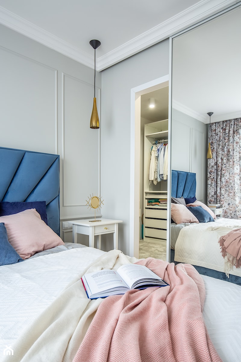 Realizacja projektu ,,Pastelowa elegancja" - Średnia szara sypialnia z garderobą, styl tradycyjny - zdjęcie od Idea by Mag.