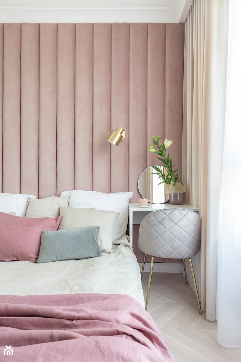 Modern classic - elegancja w nowoczesnym wydaniu - Średnia różowa z panelami tapicerowanymi sypialnia, styl glamour - zdjęcie od Idea by Mag.