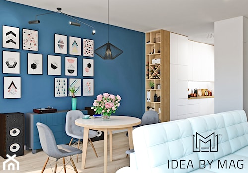 Segment. - Mały niebieski szary salon z kuchnią z jadalnią, styl skandynawski - zdjęcie od Idea by Mag.