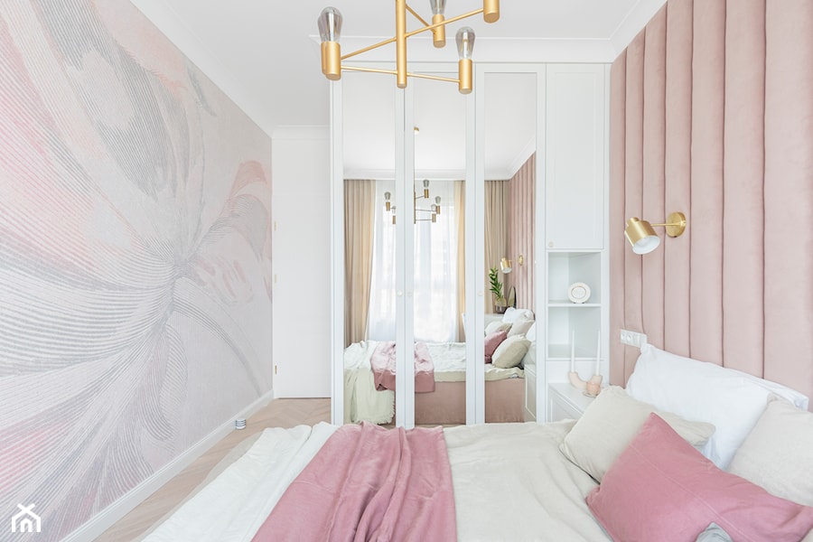 Modern classic - elegancja w nowoczesnym wydaniu - Średnia różowa z panelami tapicerowanymi sypialnia, styl nowoczesny - zdjęcie od Idea by Mag.