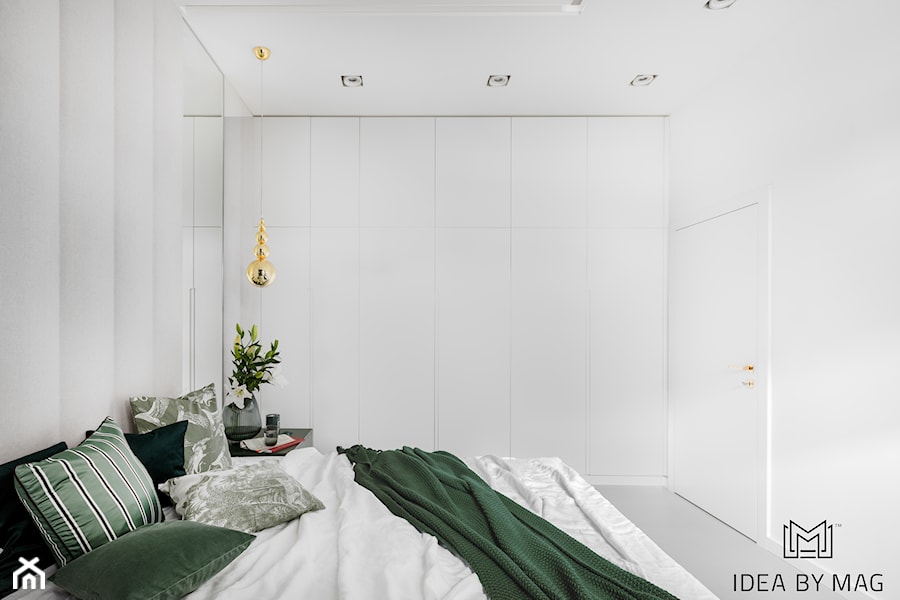 Apartament Zielona Ściana - Średnia biała sypialnia, styl nowoczesny - zdjęcie od Idea by Mag.