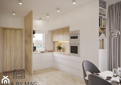 Klasyczna prostota - Mała otwarta z salonem biała z zabudowaną lodówką z nablatowym zlewozmywakiem kuchnia w kształcie litery l z oknem, styl minimalistyczny - zdjęcie od Idea by Mag.