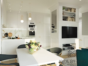 Marmur z dodatkiem koloru, połączenie idealne - Mała biała szara jadalnia w salonie w kuchni, styl tradycyjny - zdjęcie od Idea by Mag.