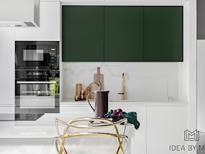 Apartament Zielona Ściana - Średnia biała z zabudowaną lodówką z podblatowym zlewozmywakiem kuchnia jednorzędowa z wyspą lub półwyspem, styl nowoczesny - zdjęcie od Idea by Mag.