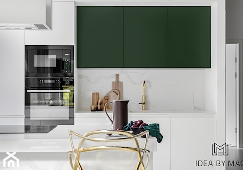 Apartament Zielona Ściana - Średnia biała z zabudowaną lodówką z podblatowym zlewozmywakiem kuchnia jednorzędowa z wyspą lub półwyspem, styl nowoczesny - zdjęcie od Idea by Mag.