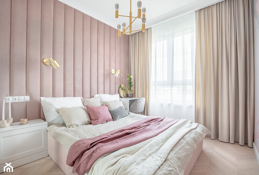 Modern classic - elegancja w nowoczesnym wydaniu - Średnia różowa z panelami tapicerowanymi sypialnia, styl nowoczesny - zdjęcie od Idea by Mag.