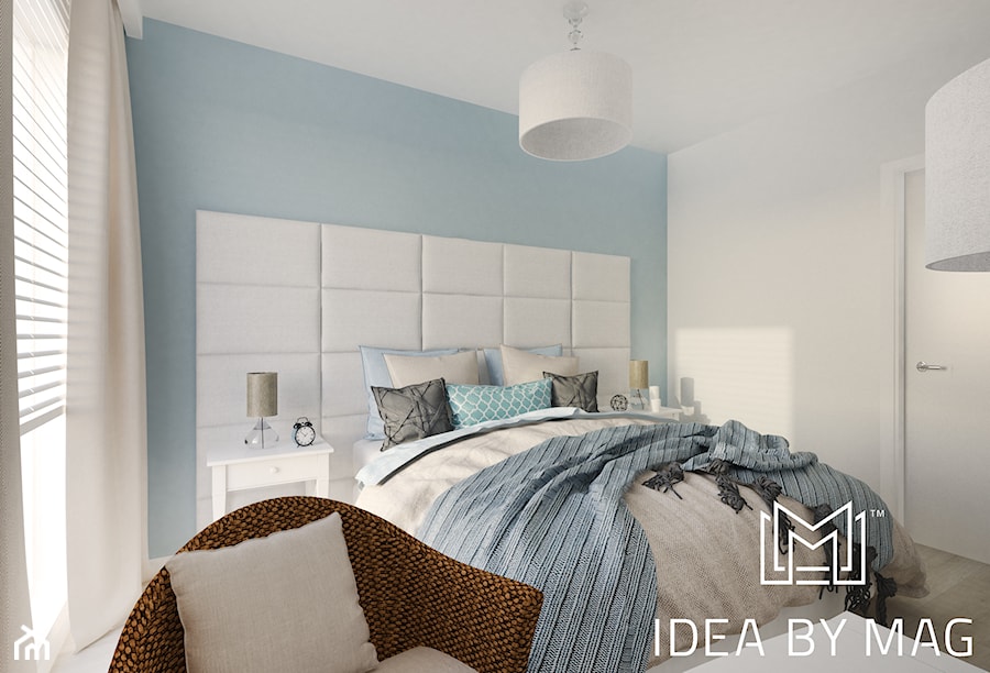 Nadmorskie klimaty - Średnia biała niebieska z biurkiem sypialnia, styl skandynawski - zdjęcie od Idea by Mag.