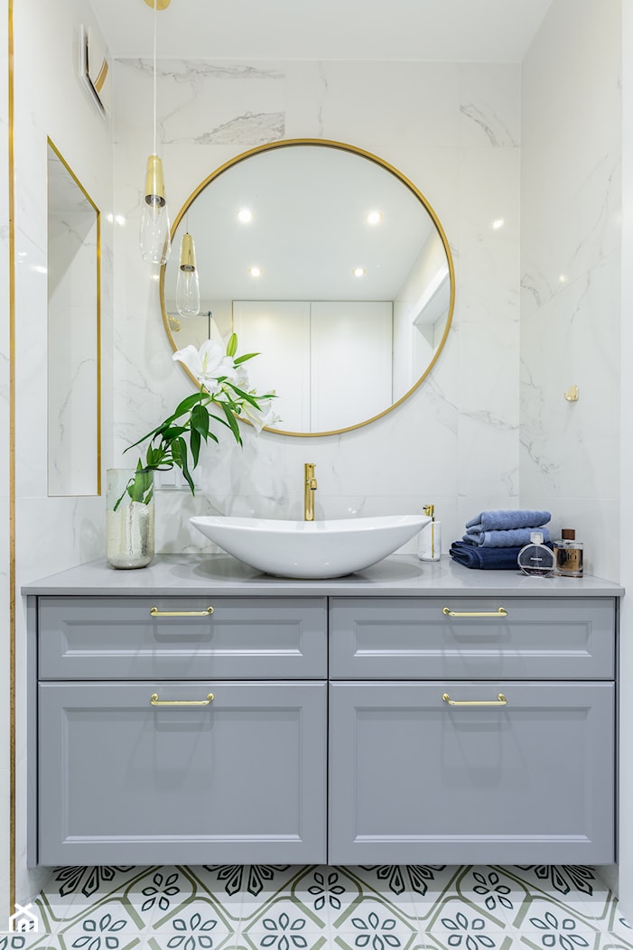 Realizacja projektu ,,Pastelowa elegancja" - Średnia z lustrem łazienka, styl nowoczesny - zdjęcie od Idea by Mag. - Homebook