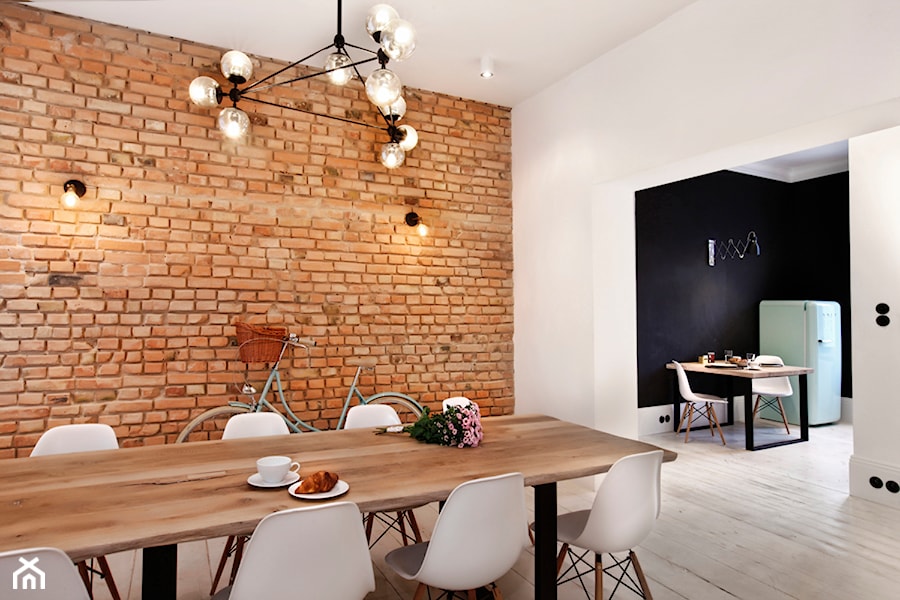 Apartament w Sopocie. Wyjątkowy. - Duża biała brązowa czarna jadalnia w salonie, styl industrialny - zdjęcie od DEKA DESIGN