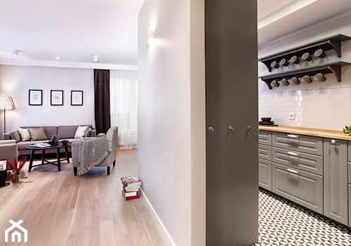 Apartament szary. - Średnia otwarta biała kuchnia jednorzędowa, styl skandynawski - zdjęcie od DEKA DESIGN