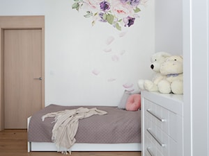 Długa Grobla. - Mały biały szary pokój dziecka dla nastolatka dla dziewczynki, styl skandynawski - zdjęcie od DEKA DESIGN