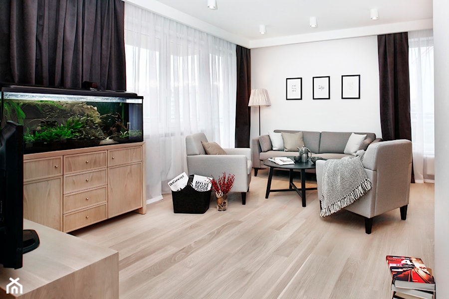 Apartament szary. - Duży biały salon, styl skandynawski - zdjęcie od DEKA DESIGN