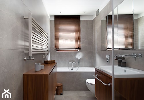 Odświeżona klasyka. - Średnia z lustrem z marmurową podłogą z punktowym oświetleniem łazienka z oknem, styl nowoczesny - zdjęcie od DEKA DESIGN