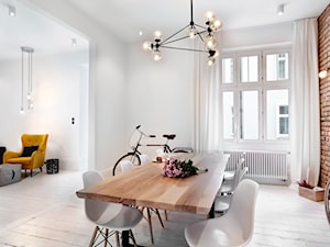Apartament w Sopocie. Wyjątkowy. - Średnia biała brązowa jadalnia w salonie, styl skandynawski - zdjęcie od DEKA DESIGN