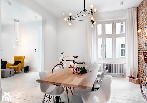 Apartament w Sopocie. Wyjątkowy. - Średnia biała brązowa jadalnia w salonie, styl skandynawski - zdjęcie od DEKA DESIGN