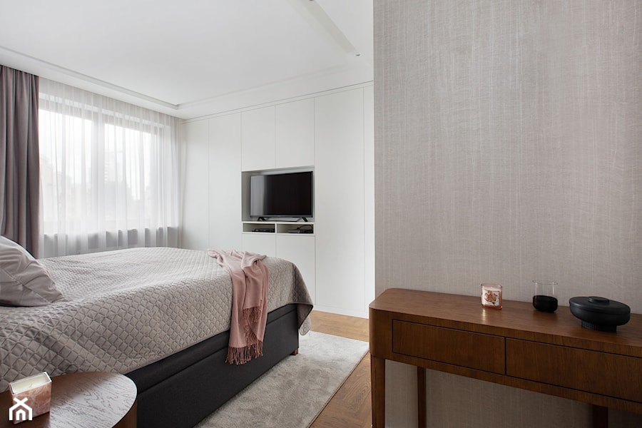 Odświeżona klasyka. - Średnia biała szara sypialnia, styl nowoczesny - zdjęcie od DEKA DESIGN