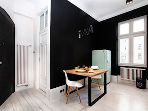 Apartament w Sopocie. Wyjątkowy. - Mała czarna jadalnia w kuchni, styl skandynawski - zdjęcie od DEKA DESIGN