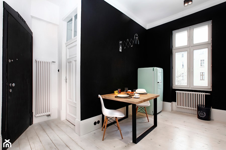 Apartament w Sopocie. Wyjątkowy. - Mała czarna jadalnia w kuchni, styl skandynawski - zdjęcie od DEKA DESIGN
