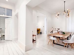 Apartament w Sopocie. Wyjątkowy. - Średnia biała jadalnia jako osobne pomieszczenie, styl vintage - zdjęcie od DEKA DESIGN