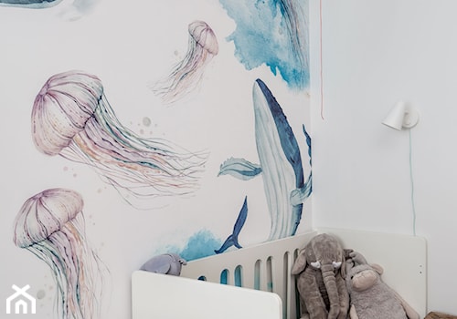 Długa Grobla. - Mały biały pokój dziecka dla dziecka dla dziewczynki, styl skandynawski - zdjęcie od DEKA DESIGN