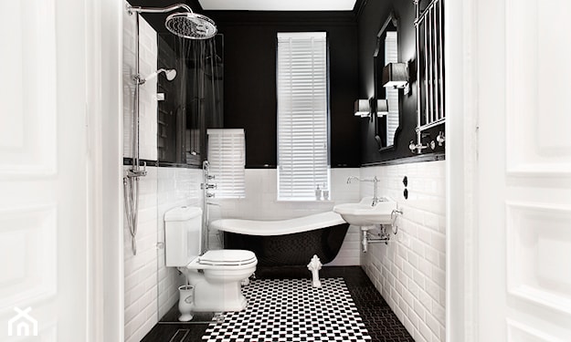czarno biała łazienka z czarno białą wanną wolnostojącą