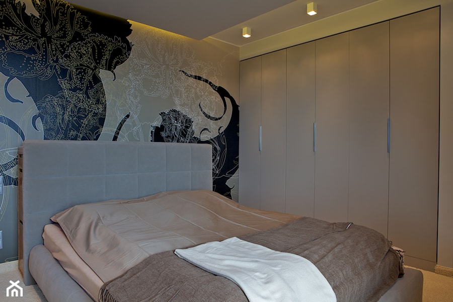 Apartament z widokiem na morze. - Mała szara sypialnia, styl nowoczesny - zdjęcie od DEKA DESIGN