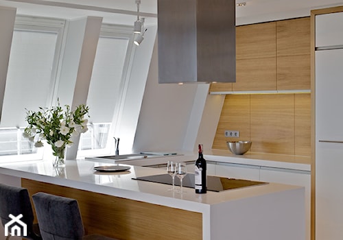 Średnia otwarta z salonem biała z zabudowaną lodówką z nablatowym zlewozmywakiem kuchnia w kształcie litery u z wyspą lub półwyspem, styl nowoczesny - zdjęcie od DEKA DESIGN