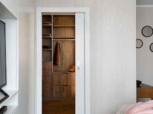 Odświeżona klasyka. - Średnia szara sypialnia, styl tradycyjny - zdjęcie od DEKA DESIGN