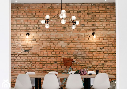 Apartament w Sopocie. Wyjątkowy. - Średnia brązowa jadalnia w salonie, styl skandynawski - zdjęcie od DEKA DESIGN