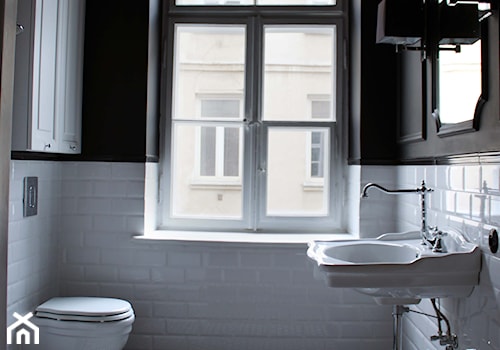 Showroom Motocultura7 - Duża łazienka z oknem, styl tradycyjny - zdjęcie od DEKA DESIGN