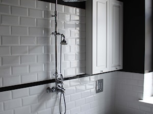 Showroom Motocultura7 - Mała łazienka z oknem, styl tradycyjny - zdjęcie od DEKA DESIGN