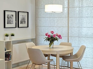 Klasycznie i nowocześnie. Apartament ponadczasowy. - Mały biały salon z jadalnią, styl nowoczesny - zdjęcie od DEKA DESIGN