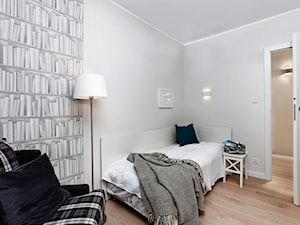Apartament szary. - Mała biała sypialnia, styl skandynawski - zdjęcie od DEKA DESIGN