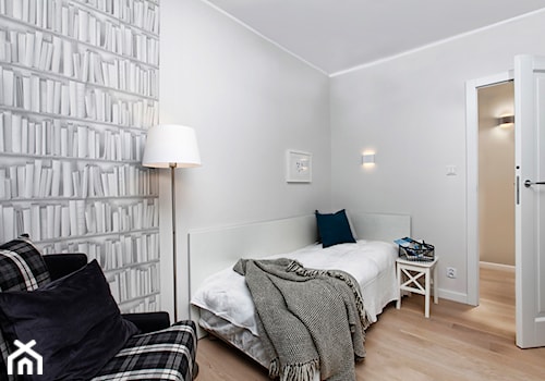 Apartament szary. - Mała biała sypialnia, styl skandynawski - zdjęcie od DEKA DESIGN