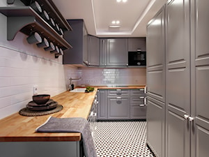 Apartament szary. - Średnia biała z zabudowaną lodówką z podblatowym zlewozmywakiem kuchnia w kształcie litery g, styl skandynawski - zdjęcie od DEKA DESIGN