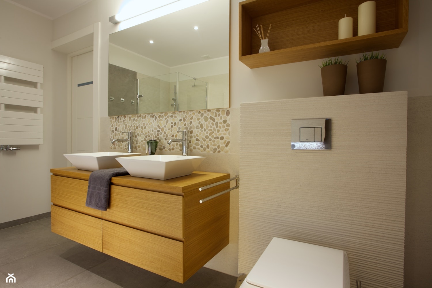Faktura w łazience. - Duża bez okna z dwoma umywalkami łazienka, styl nowoczesny - zdjęcie od DEKA DESIGN - Homebook