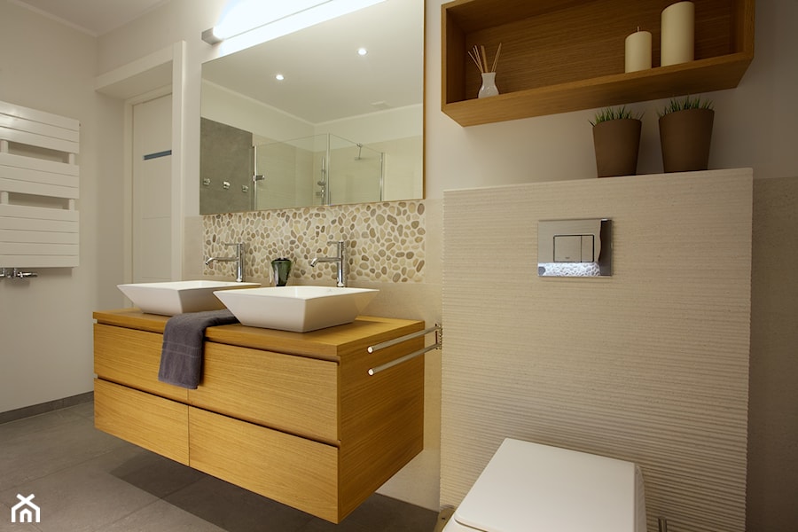Faktura w łazience. - Duża bez okna z dwoma umywalkami łazienka, styl nowoczesny - zdjęcie od DEKA DESIGN