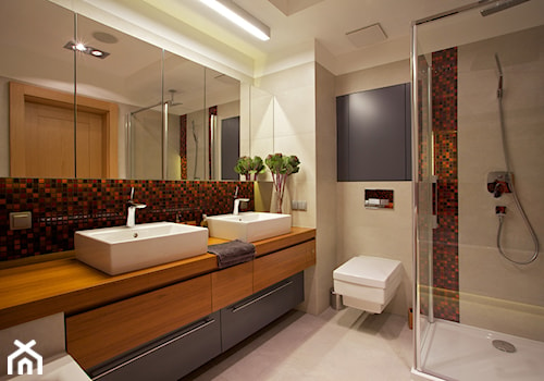 Średnia z dwoma umywalkami łazienka, styl nowoczesny - zdjęcie od DEKA DESIGN