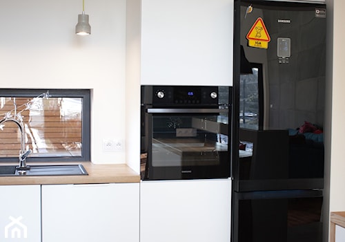 Realizacja domu jednorodzinnego w Jaworznie - Mała otwarta biała z zabudowaną lodówką z nablatowym zlewozmywakiem kuchnia jednorzędowa z oknem, styl nowoczesny - zdjęcie od Łęgowski Biuro Projektowe