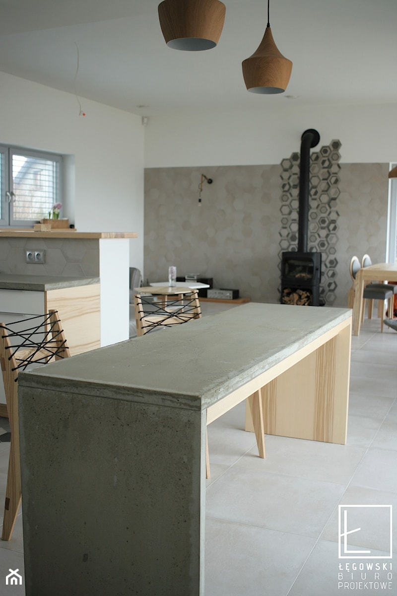 Jesionowo betonowy stół pomocniczy - zdjęcie od Łęgowski Biuro Projektowe