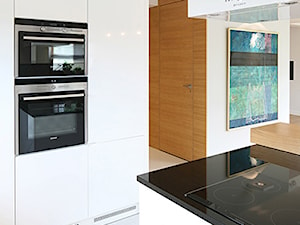 Nowoczesny dom - Średnia zamknięta z kamiennym blatem biała z zabudowaną lodówką kuchnia jednorzędowa z wyspą lub półwyspem, styl nowoczesny - zdjęcie od Epoca-Pracownia Projektowa