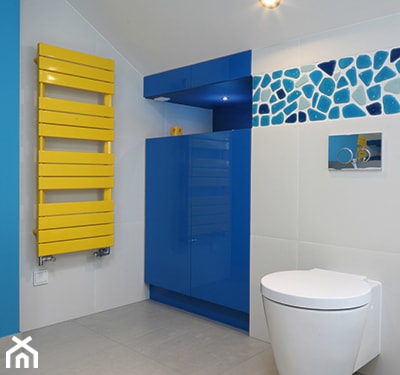 niebiesko-biała łazienka z żółtym grzejnikiem