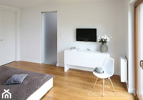 Nowoczesny dom - Średnia biała sypialnia z łazienką, styl nowoczesny - zdjęcie od Epoca-Pracownia Projektowa