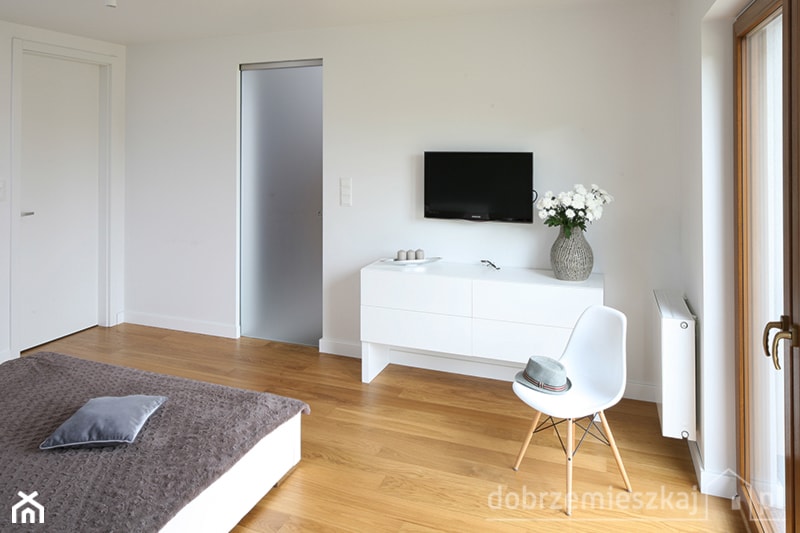 Nowoczesny dom - Średnia biała sypialnia z łazienką, styl nowoczesny - zdjęcie od Epoca-Pracownia Projektowa - Homebook