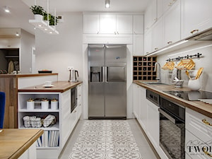 Biała stylizowana kuchnia z motywem rustykalnym - zdjęcie od Klaudia Tworo Projektowanie Wnętrz